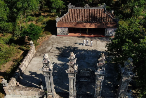 Ha Thanh village's communal house as seen from above